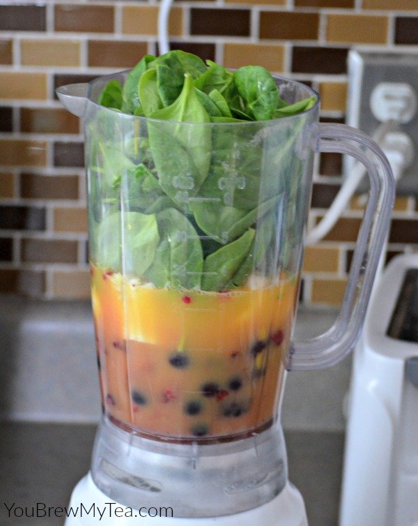 This is a delicious Green Smoothie Recipe that is ideal for a Weight Watchers Breakfast at only 6 SmartPoints per serving! 