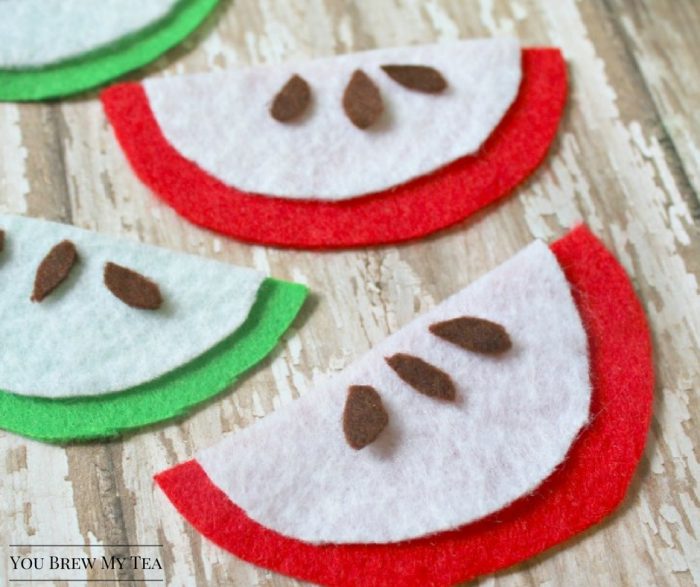 Felt Crafts are a great homeschool craft idea to include for fun and learning! These easy apple slices are perfect for Apple Unit Studies and fun craft time with kids!