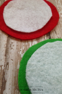 Felt Crafts are a great homeschool craft idea to include for fun and learning! These easy apple slices are perfect for Apple Unit Studies and fun craft time with kids!