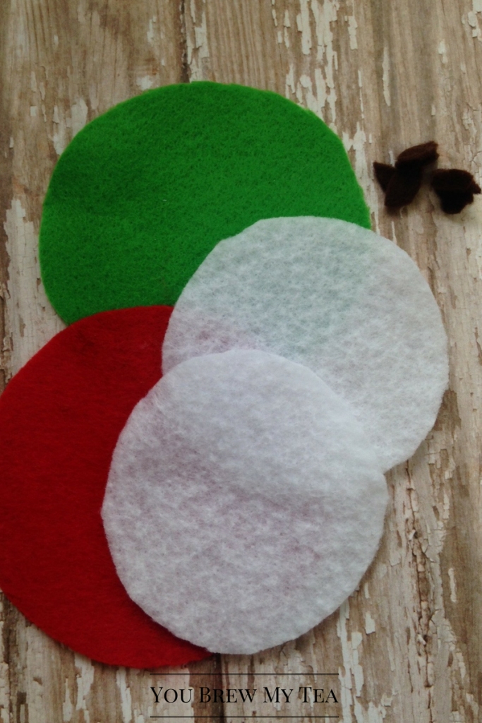 Felt Crafts are a great homeschool craft idea to include for fun and learning! These easy apple slices are perfect for Apple Unit Studies and fun craft time with kids!