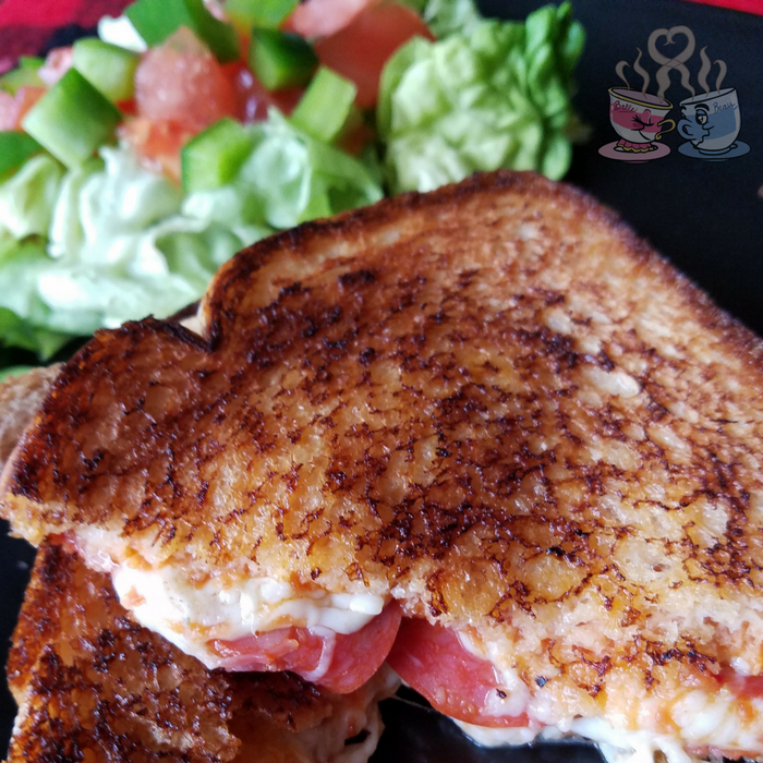 Pizza Grilled Cheese Sandwich is a family-friendly favorite comfort food that has only 5 SmartPoints per sandwich! Weight Watchers Recipes are so easy! 