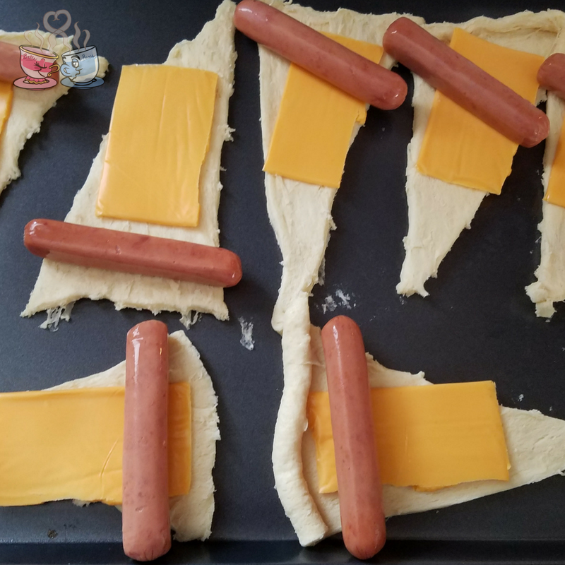 Crescent Roll Hot Dogs can easily fit into any diet plan! This recipe is only 5 Weight Watchers SmartPoints per serving and is a great snack or meal idea!