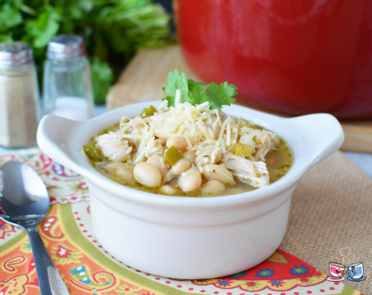 White Bean Turkey Chili is a Weight Watchers friendly soup recipe that everyone will love! This fast and easy recipe uses leftovers with only 6 SmartPoints!
