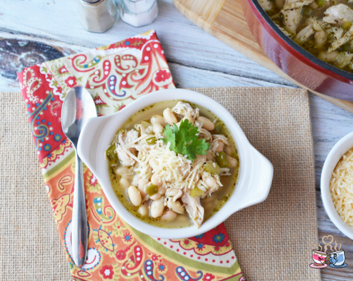 White Bean Turkey Chili is a Weight Watchers friendly soup recipe that everyone will love! This fast and easy recipe uses leftovers with only 6 SmartPoints!