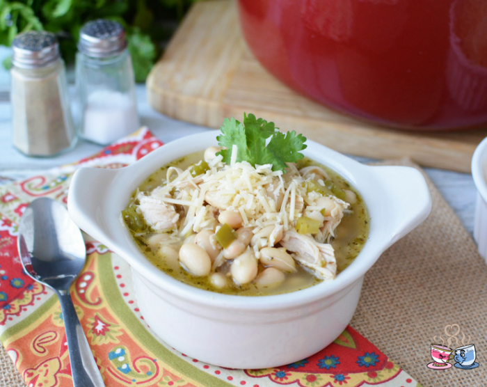 White Bean Turkey Chili is a Weight Watchers friendly soup recipe that everyone will love! This fast and easy recipe uses leftovers with only 6 SmartPoints!