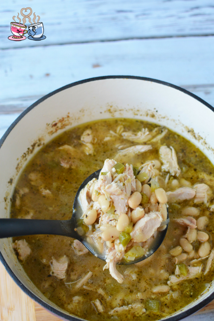 White Bean Turkey Chili is a Weight Watchers friendly soup recipe that everyone will love! This fast and easy recipe uses leftovers with only 6 SmartPoints!