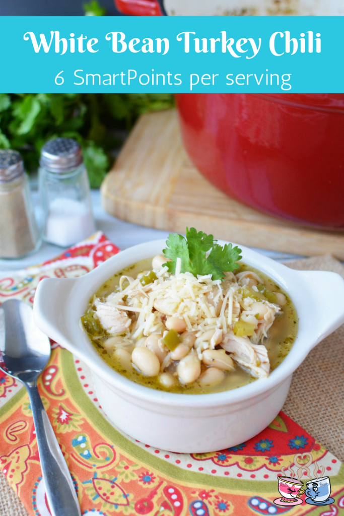 White Bean Turkey Chili is a Weight Watchers friendly soup recipe that everyone will love! This fast and easy recipe uses leftovers with only 6 SmartPoints!
