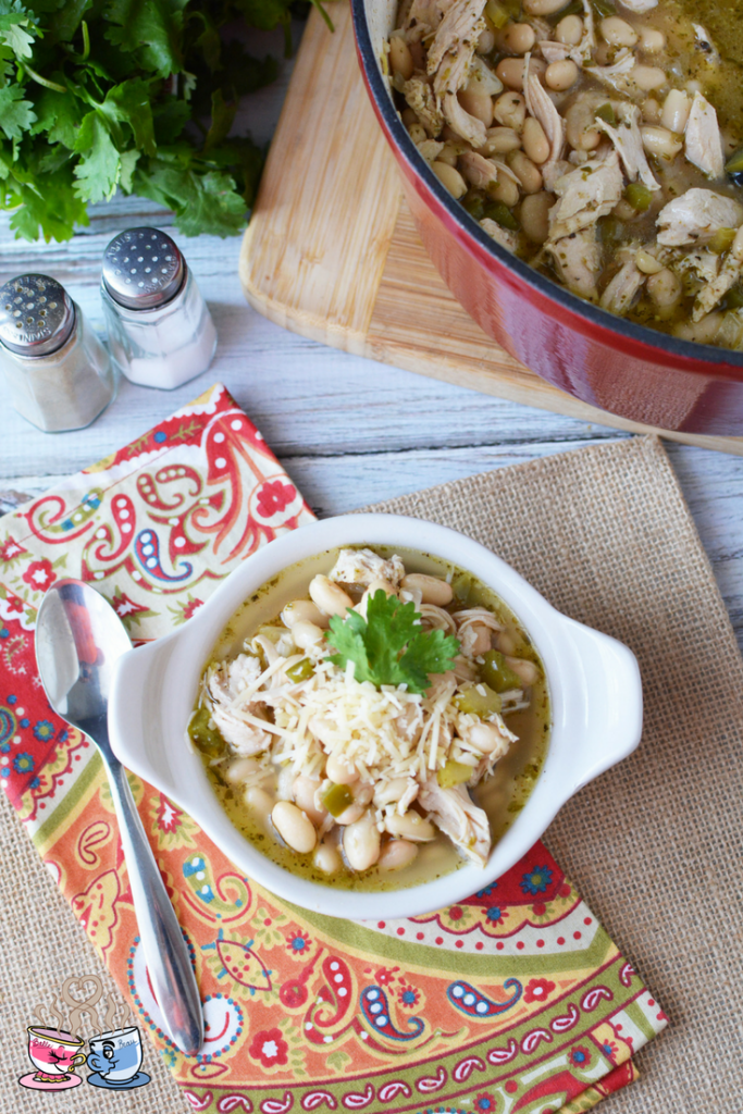 White Bean Turkey Chili is a Weight Watchers friendly soup recipe that everyone will love! This fast and easy recipe uses leftovers with only 6 SmartPoints!