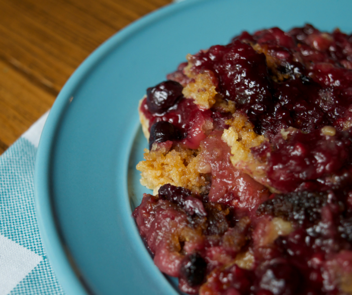 Make a great Crock Pot Dump Cake for an easy summer dessert that everyone in your family will love! It's an easy recipe that is only 4 SmartPoints on Weight Watchers FreeStyle! A family-friendly dessert that is also low calorie!