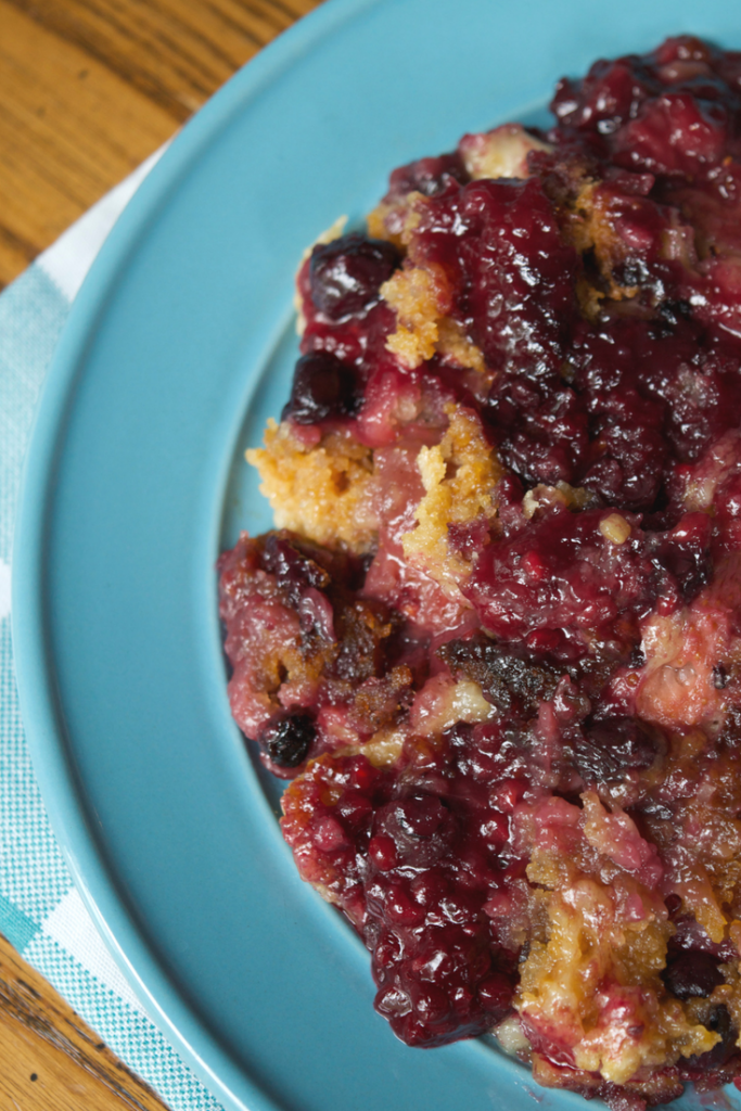 Make a great Crock Pot Dump Cake for an easy summer dessert that everyone in your family will love! It's an easy recipe that is only 4 SmartPoints on Weight Watchers FreeStyle! A family-friendly dessert that is also low calorie!