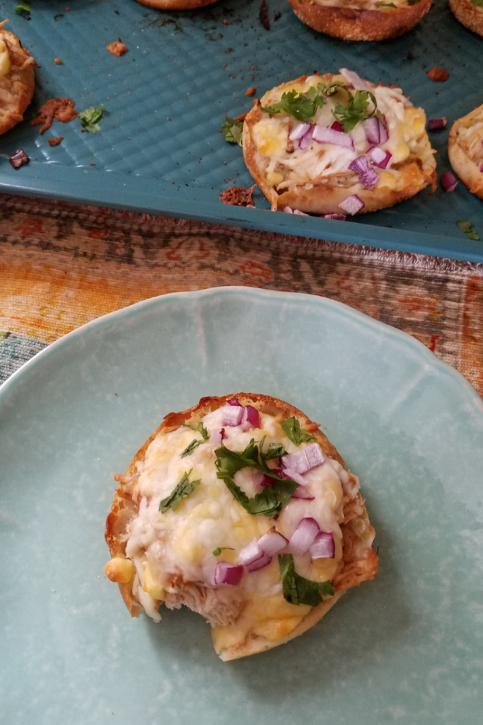 Make these BBQ Chicken English Muffin pizzas as a great Weight Watchers FreeStyle meal idea that everyone will love! Kid-Friendly foods that are easy to make!