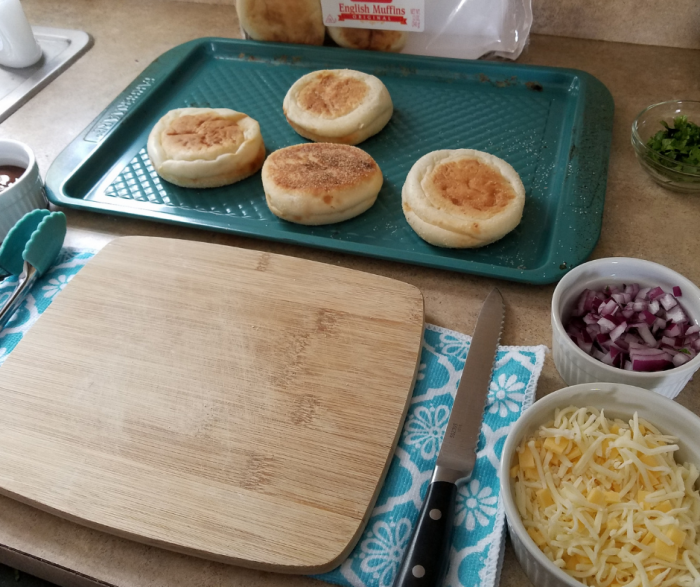 Make these BBQ Chicken English Muffin pizzas as a great Weight Watchers FreeStyle meal idea that everyone will love! Kid-Friendly foods that are easy to make!