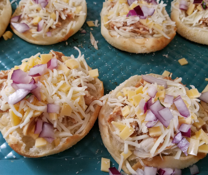 Make these BBQ Chicken English Muffin pizzas as a great Weight Watchers FreeStyle meal idea that everyone will love! Kid-Friendly foods that are easy to make!