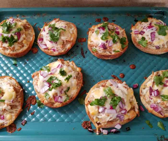 Make these BBQ Chicken English Muffin pizzas as a great Weight Watchers FreeStyle meal idea that everyone will love! Kid-Friendly foods that are easy to make!