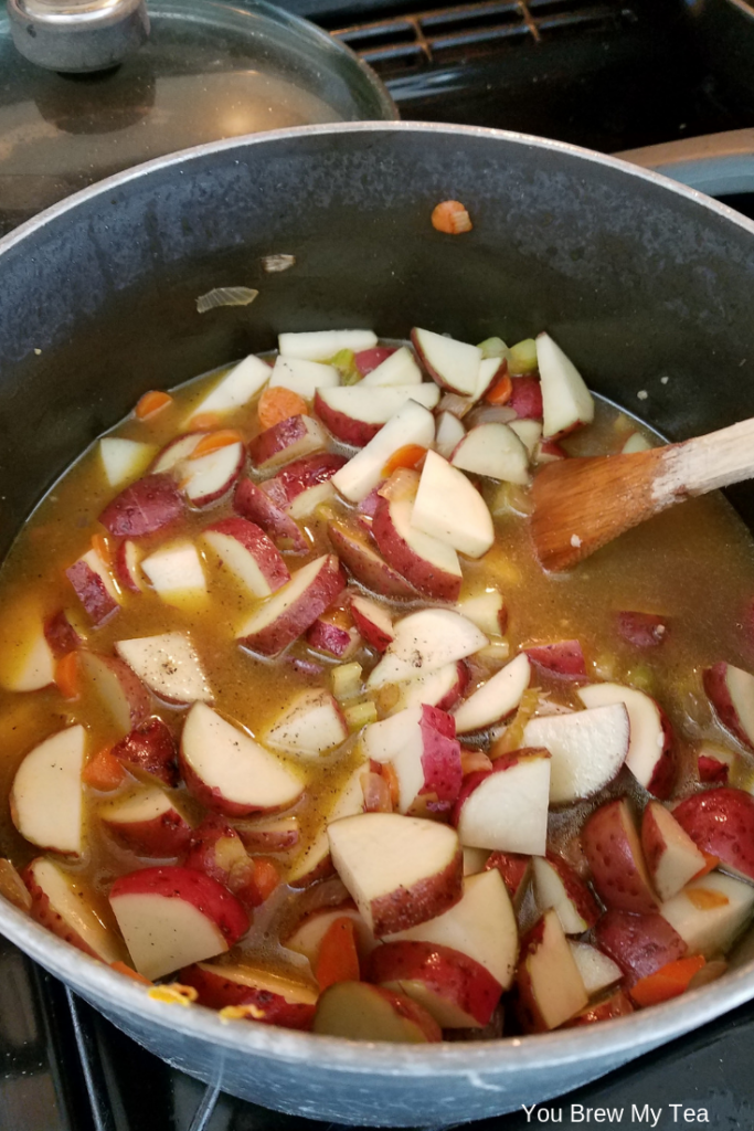 Our Easy Potato Soup Recipe is a delicious low point WW FreeStyle recipe that everyone will love! Only 6 SmartPoints per serving make this a perfect comfort food meal that everyone will rave over time and again!