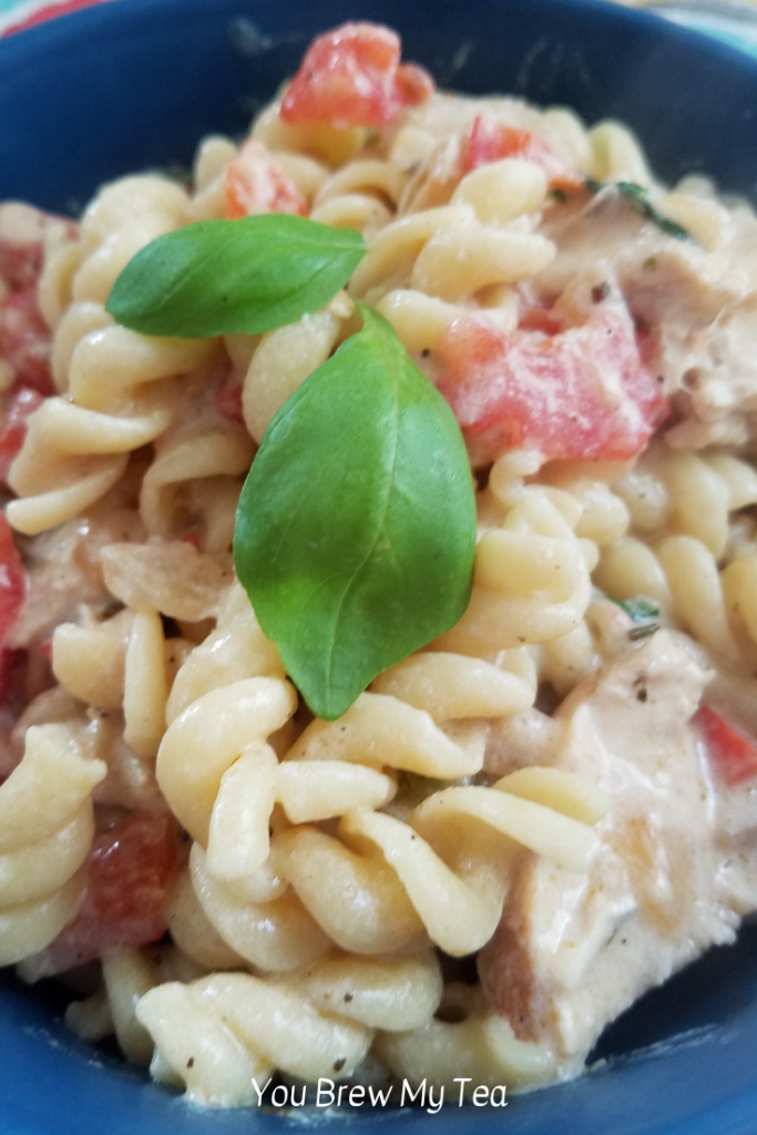 Creamy Chicken Pasta with Basil and Tomatoes is a light, fresh, pasta dish that satisfies your cravings! With only 9 Smartpoints per serving on the WW FreeStyle plan, it easily fits into your WW meal plan. Make this Weight Watchers Pasta Recipe for your family in under 30 minutes tonight!