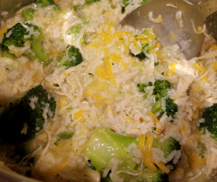 This Cheesy Chicken & Rice Meal Prep Idea is a fast Instant Pot Recipe for WW FreeStyle Plan! This low point Weight Watchers FreeStyle Instant Pot Recipe is ready in minutes and ideal for portioning for a week of easy lunches.