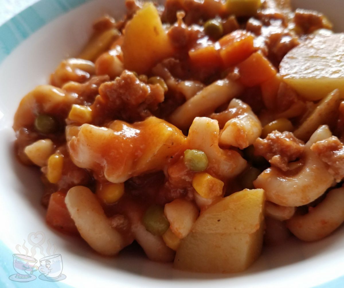 potoates pasta ground turkey and peas in white bowl