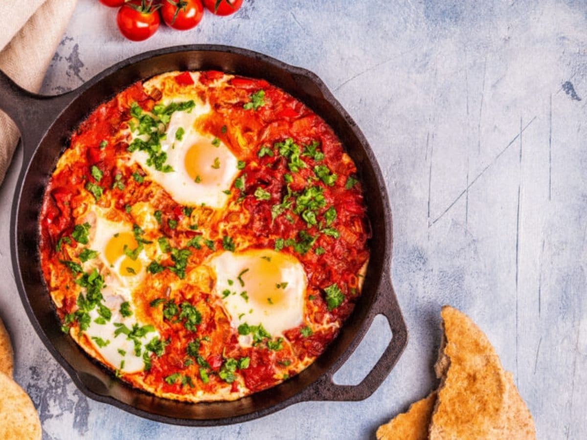 cast iron skillet with tomatoes and eggs